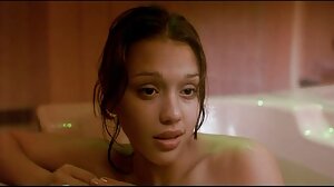 Petite inked tonåring sexfilmer suger stor svart kuk